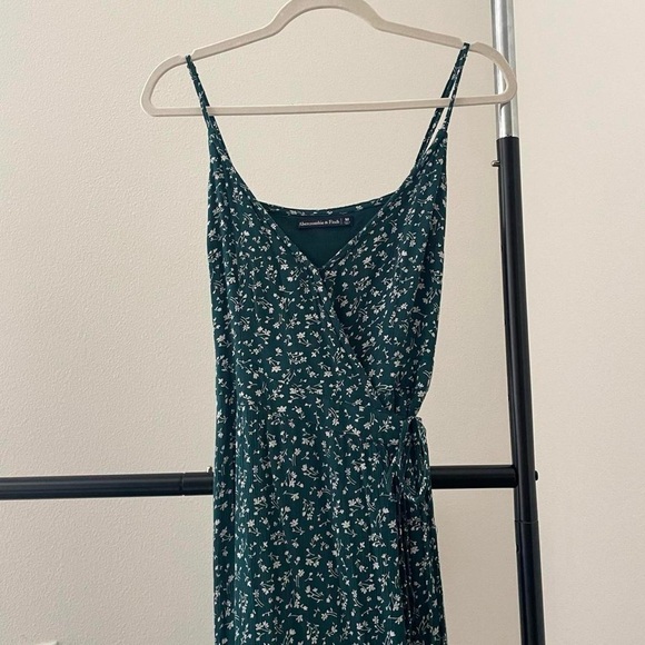 🪴✨ Abercrombie & Fitch Dark Forest Green Floral High-low Wrap Dress in Size M - Picture 3 of 5